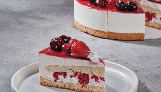 Beyaz Orman Meyveli Pasta