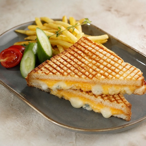 Üç Peynirli Tost